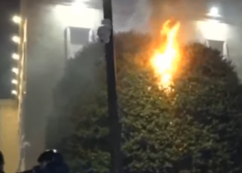 Protestuesit nuk presin: Nisen direkt në sulm për mosbindje civile, hidhet molotov drejt policisë