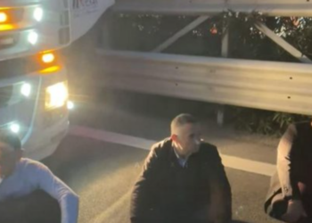 Mosbindja civile në rrethrrotullimin e Milotit, qytetarët ulen në mes të rrugës