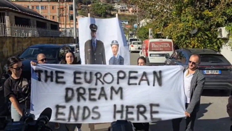 Video – “Ëndrra europiane përfundon këtu”, pritet me protestë ardhja e emigrantëve në Shëngjin. KE: Marrëveshja Rama-Meloni e jashtëligjshme