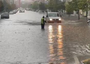VIDEO – Reshjet e shiut, përmbyten edhe rrugët e Vlorës