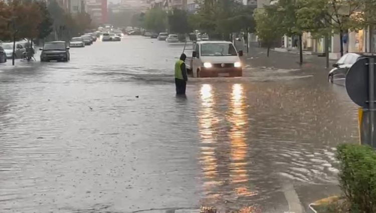 VIDEO – Reshjet e shiut, përmbyten edhe rrugët e Vlorës