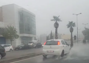 Video – Reshjet përmbytin edhe rrugët e Durrësit, probleme me lundrimin