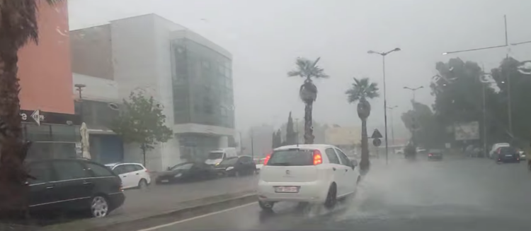Video – Reshjet përmbytin edhe rrugët e Durrësit, probleme me lundrimin