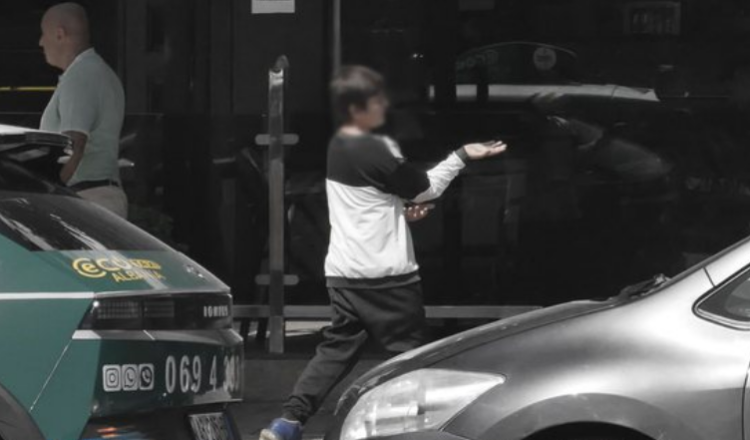 Akuzohet se shfrytëzonte fëmijën e saj të mitur për të lypur, procedohet e reja