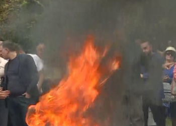 Nga Parlamenti te Bashkia, opozita zhvendos aksionin, i vihet zjarri gomave