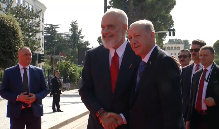 Erdogan mbërrin në Kryeministri, takimi me Ramën – VIDEO