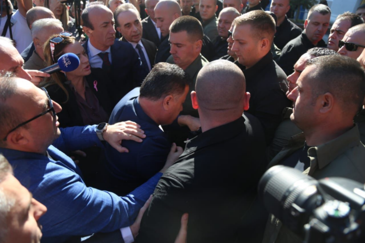 Kuvend/ Deputetët e opozitës përplasen me gardistët, tensione dhe brenda parlamentit