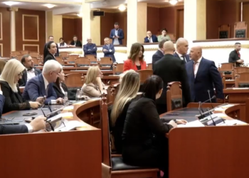 Jo vetëm jashtë parlamentit/ Përplasje edhe brenda Kuvendit