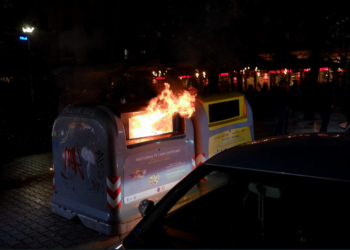 Protestuesit djegin stacionin e autobusit, i vihet flaka koshave të mbeturinave