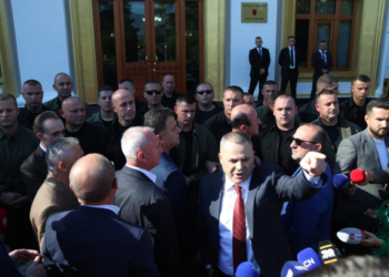 Deputetët e PD-së i bashkohen protestës para bashkisë së Tiranës