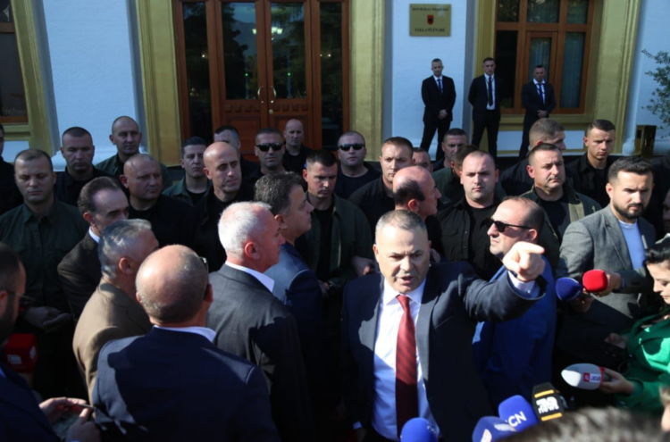 Deputetët e PD-së i bashkohen protestës para bashkisë së Tiranës