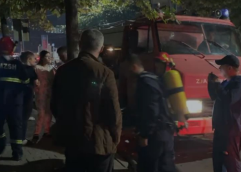Përfshihet nga flakët pallati 10-katësh në Lezhë