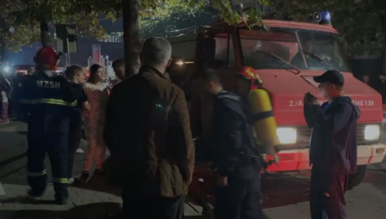 Përfshihet nga flakët pallati 10-katësh në Lezhë