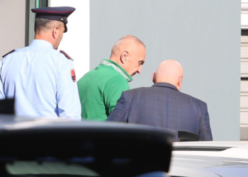 Video/ Pamjet kur Meta del nga Drejtoria e Policisë, përshëndetet nga mbështetës