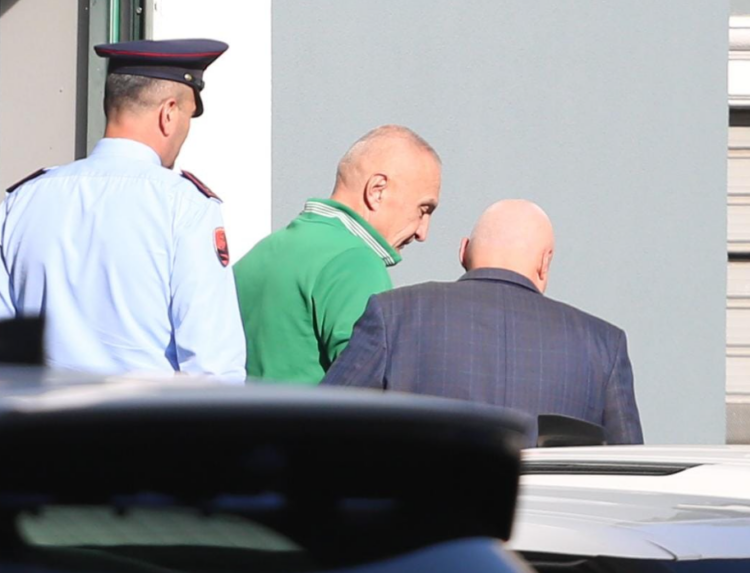 Video/ Pamjet kur Meta del nga Drejtoria e Policisë, përshëndetet nga mbështetës