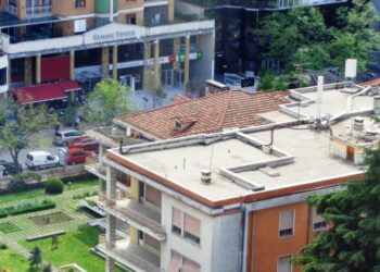 Grabitje tek ish-Blloku në Tiranë/ Dy persona me motor vodhën çantën me 200 mijë euro