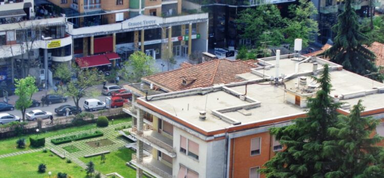 Grabitje tek ish-Blloku në Tiranë/ Dy persona me motor vodhën çantën me 200 mijë euro