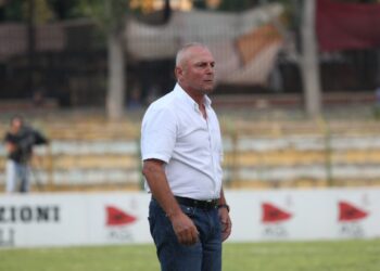 Zyrtare, Lushnja largon trajnerin Gugash Magani