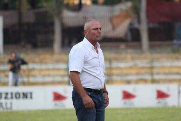 Zyrtare, Lushnja largon trajnerin Gugash Magani