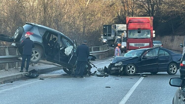 Përplasen dy makina në rrugën Prrenjas-Librazhd, përfundon në spital 35-vjeçari