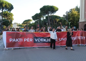 Mbërrijnë studentët para Kryeministrisë! Garda dhe forcat “Shqiponja” në bulevard