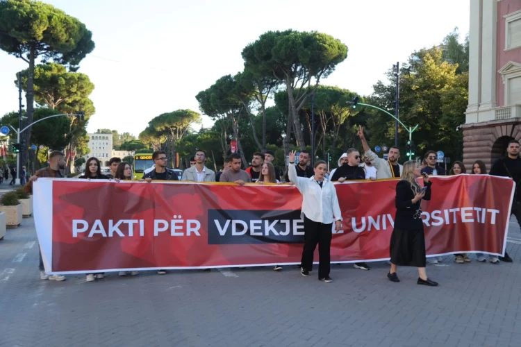 Mbërrijnë studentët para Kryeministrisë! Garda dhe forcat “Shqiponja” në bulevard