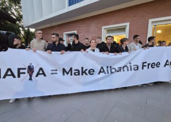 Deputetët e PD dalin nga selia dhe nisen drejt Kryeministrisë