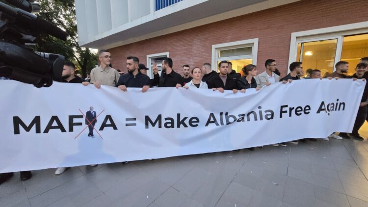 Deputetët e PD dalin nga selia dhe nisen drejt Kryeministrisë