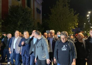 Protestuesit zhvendosen në Ministrinë e Brendshme, hedhin sërish molotovë