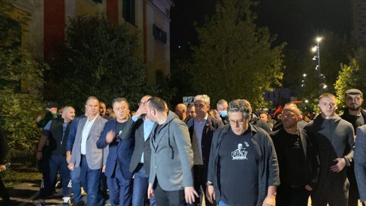 Protestuesit zhvendosen në Ministrinë e Brendshme, hedhin sërish molotovë