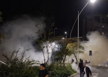 Protestuesit i drejtohen Kuvendit, policia u hedh gaz lotsjellës