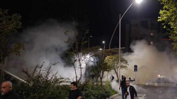 Protestuesit i drejtohen Kuvendit, policia u hedh gaz lotsjellës