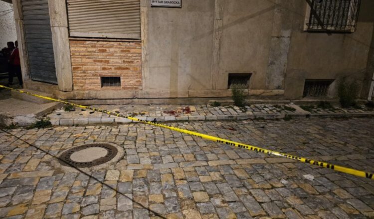 Aksidenti në Korçë, drejtuesi i motorit përplaset me murin