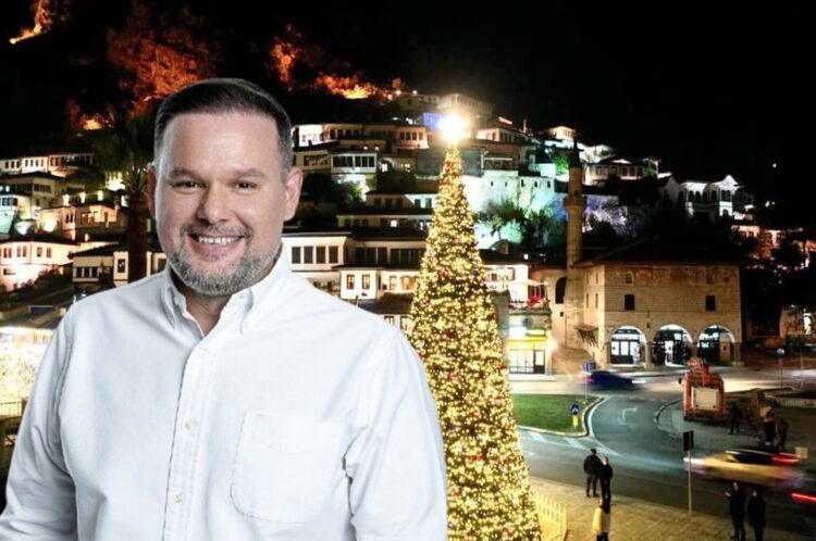 Kryetari i Bashkisë Berat, Ervin Demo, bashkë me atmosferën e Krishtlindjes sjell me një tender edhe “shkëlqimin” e parave që i shpërndan si magjistar