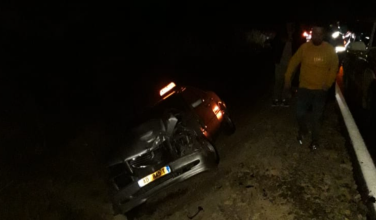 Aksident në Ersekë/ Lëndohen 3 persona nga përplasja e dy makinave, mjetet bien në kanal