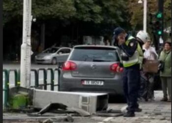 Aksident te “Rruga e Elbasanit”, “Golfi” humb kontrollin dhe përfundon mbi trotuar