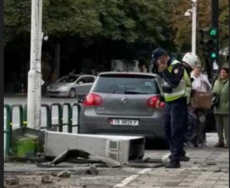 Aksident te “Rruga e Elbasanit”, “Golfi” humb kontrollin dhe përfundon mbi trotuar