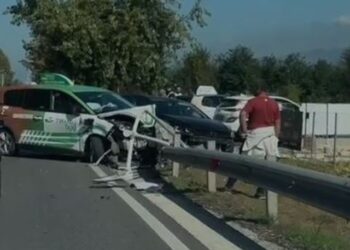 Aksident i rëndë në Rinas, taksia përplaset me një makinë tjetër (Foto)