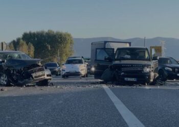 Përplasen 3 makina në aksin Lezhë-Shkodër, lëndohet burri dhe gruaja shtatzënë