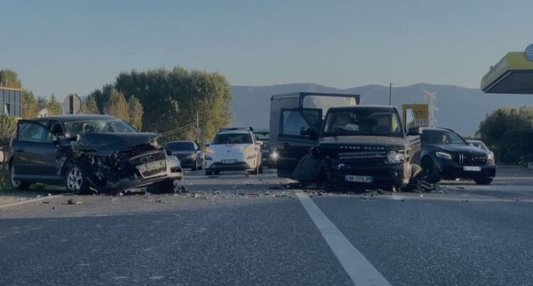 Përplasen 3 makina në aksin Lezhë-Shkodër, lëndohet burri dhe gruaja shtatzënë