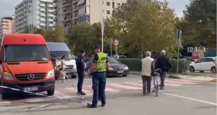Aksident në Vlorë, furgoni përplas një grua në vijat e bardha