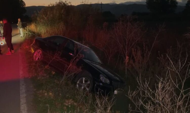 Makina del nga rruga dhe bie në kanal, shoferi përfundon në spital