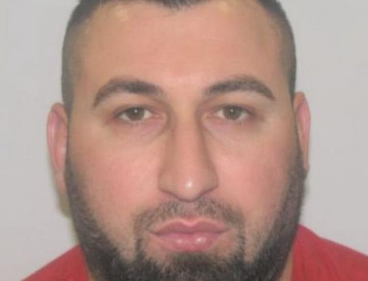 U kap me armë dhe tritol në mes të Athinës! kush është Armiol Rrasa, i arrestuar edhe 12 herë më parë