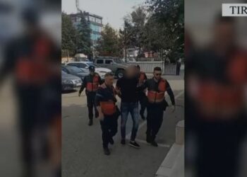 Lëvizte më armë në makinë, arrestohet 34 vjeçari në Tiranë