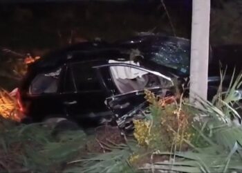 Aksident në Lushnjë-Rrogozhinë/ Makina përplaset me shtyllën e tensionit, plagoset një person