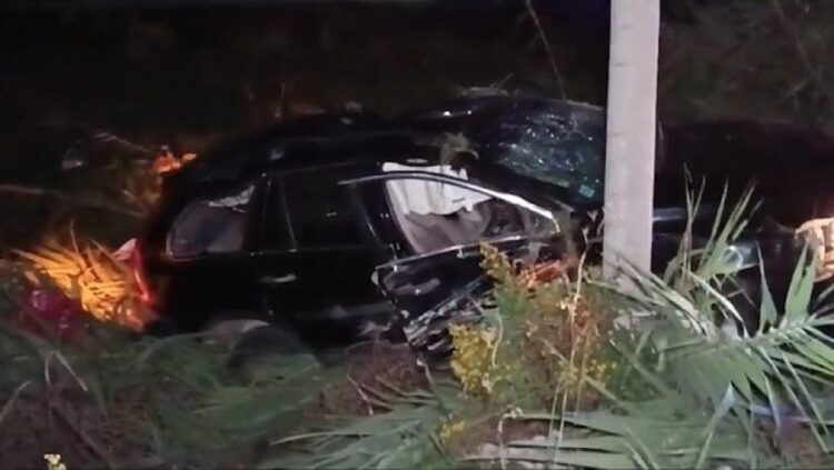 Aksident në Lushnjë-Rrogozhinë/ Makina përplaset me shtyllën e tensionit, plagoset një person