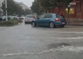 Reshjet, përmbytje edhe në rrugët e Lushnjes