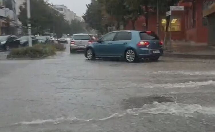Reshjet, përmbytje edhe në rrugët e Lushnjes