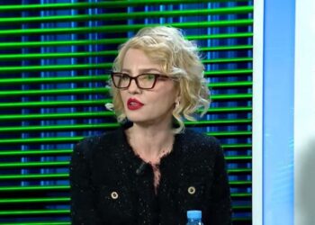 Zhulali: Veliaj reciton i vetëm në mbledhjet e Këshillit. Këshilltarët e PS ngrenë kartonët pa lexuar vendimet