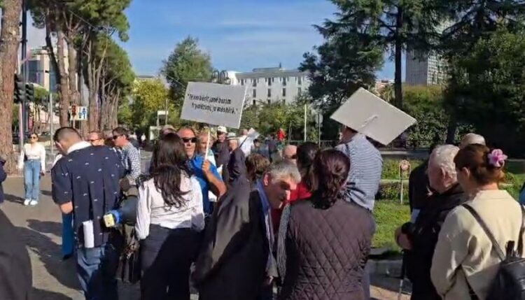 Shoqata e të Verbërve marshim sensibilizues në Tiranë